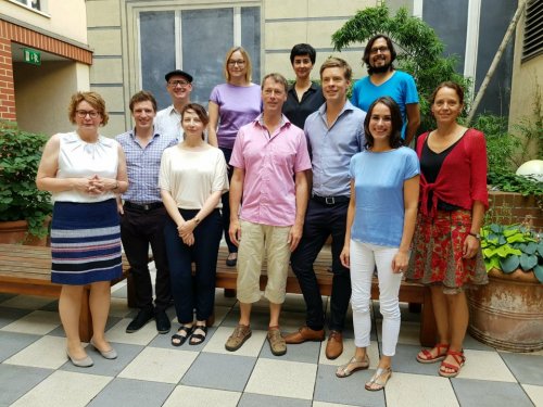 Foto der Sachverständigenkommission Dritter Gleichstellungsbericht zusammen mit Daniela Behrens, der Leiterin der Gleichstellungsabteilung des Bundesministeriums für Familie, Senioren, Frauen und Jugend (BMFSFJ),