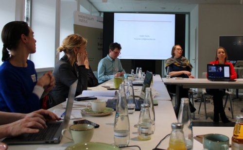 Foto von Hearingsteilnehmenden am Konferenztisch.