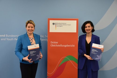 Foto von Bundesfamilienministerin Franziska Giffey und Aysel Yollu-Tok, Vorsitzende der Sachverständigenkommussion. Beide halten ein Exemplar des Gutachtens für den Dritten Gleichstellungsbericht in den Händen