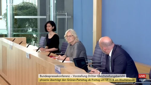 Foto der Pressekonferenz mit Sachverständigenkommissionsvorsitzende Prof. Dr. Aysel Yollu-Tok und Gleichstellungsministerin Christna Lambrecht