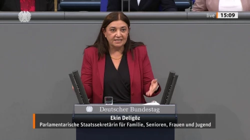 Foto der parlamentarischen Staatssekretärin Ekin Deligöz am Redner*innenpult des Bundestagsplenarsaals