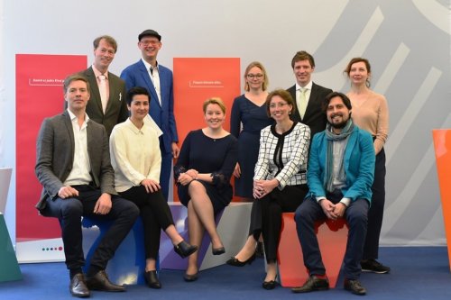 Gruppenfoto: Franziska Giffey mit der Sachverständigenkommission für den Dritten Gleichstellungsbericht